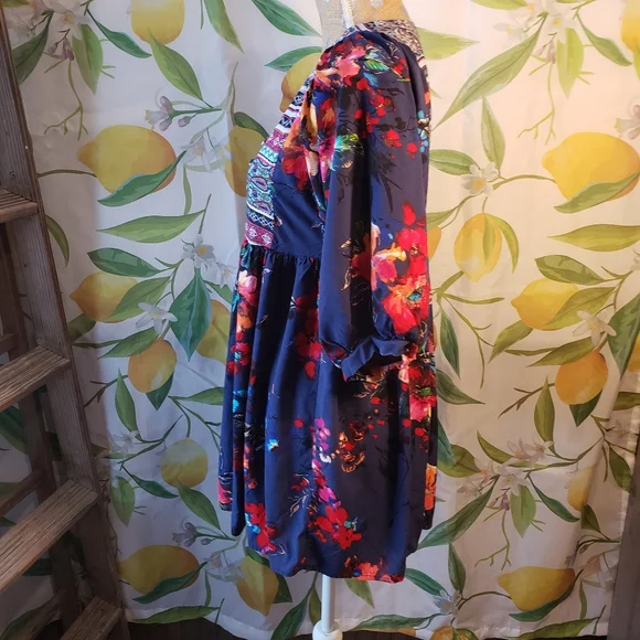 Navy floral elbow length sleeve tunic - Picture 9 of 9